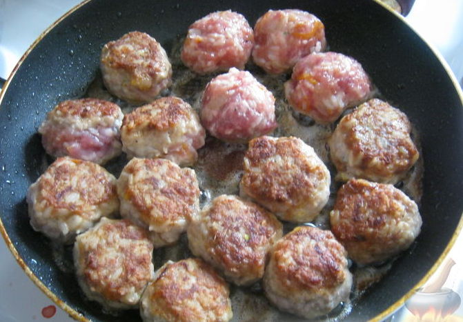 Meatballs with Rice in Tomato Sauce step 11