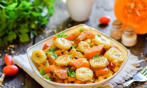 Pumpkin Stewed with Chickpeas, Tomatoes and Spices, with Fried Bananas