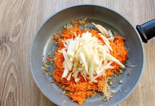 Cabbage Stewed with Apple, Celery and Tomato Paste step 5