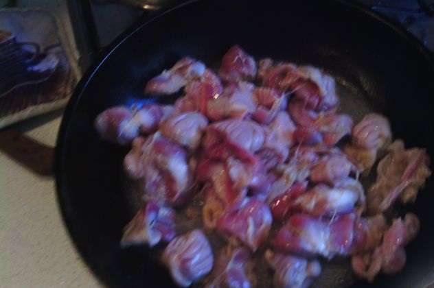 Fried Chicken Giblets Garnished with Young Zucchini step 1