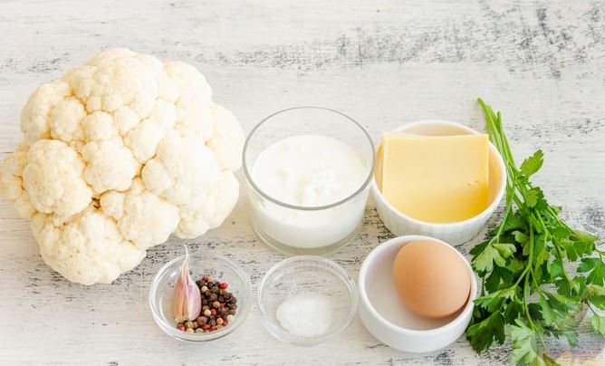 Cauliflower Baked in Sour Cream-Garlic Sauce with Cheese step 1