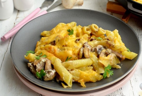 Pasta Baked in Sour Cream-Garlic Sauce with Mushrooms, with Cheese