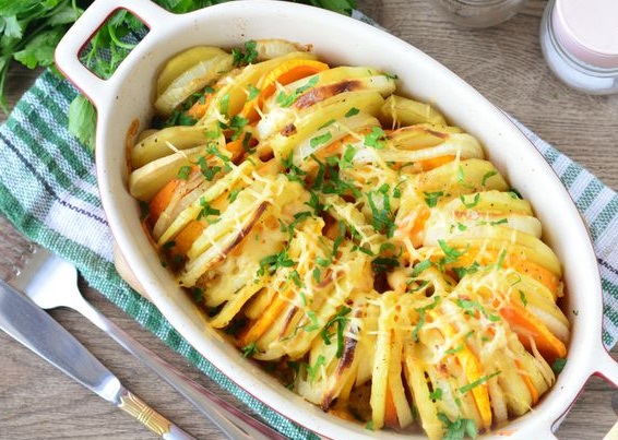 Baked Potatoes with Pumpkin, Onions and Cheese