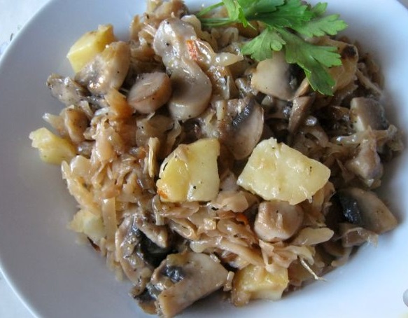 Sour Cabbage Stewed with Mushrooms