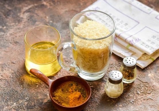 Rice Porridge on Water, with Turmeric, Curry and Dried Herbs step 1