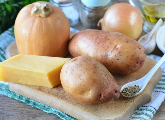 Baked Potatoes with Pumpkin, Onions and Cheese step 1