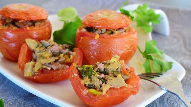Tomatoes Stuffed with Chicken Liver and Mushrooms