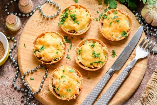 Julienne with Mushrooms and Chicken, in Tartlets