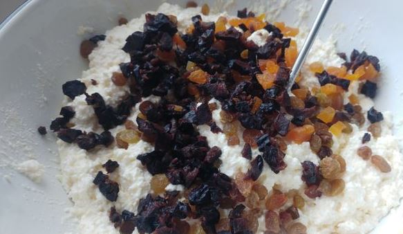 Cottage Cheese Casserole with Semolina and Dried Fruits step 3