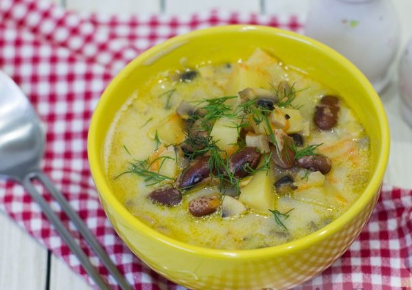 Mushroom Soup with Beans and Cream Cheese