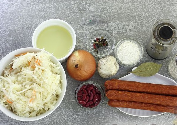 Soup with Sauerkraut, Beans, and Hunting Sausages step 1