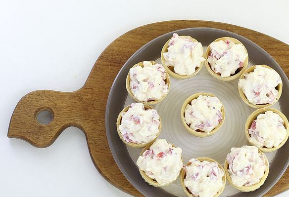 Tartlets with Cream Cheese, Bell Pepper, Apple and Olives step 5