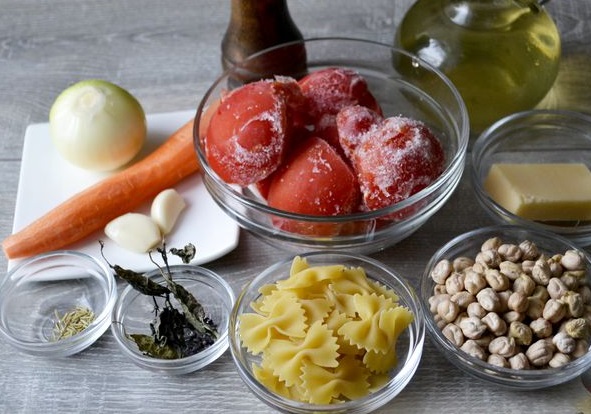 Soup with Chickpeas, Pasta, and Tomatoes step 1