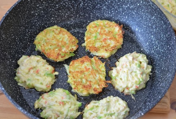Zucchini Pancakes with Crab Sticks and Cream Cheese step 6