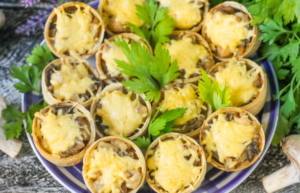 Tartlets with Chicken, Mushrooms and Cheese