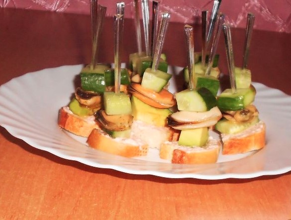 Canapes with Mussels and Avocado