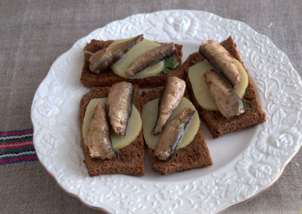 We clean the tubers of boiled potatoes and cut them into slices