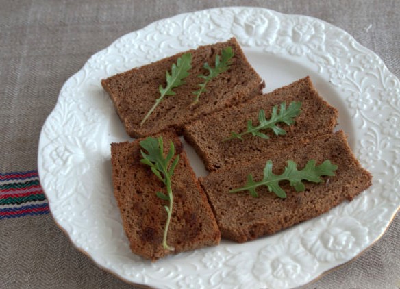 Dry the slices of bread (in the oven for 5-7 minutes or in a dry frying pan)