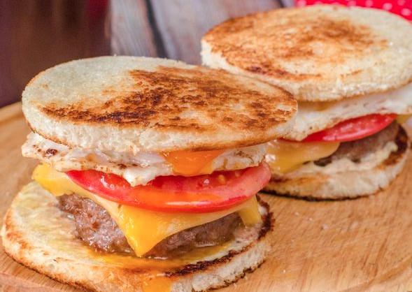 “Cheeseburger” of Croutons with Fried Eggs