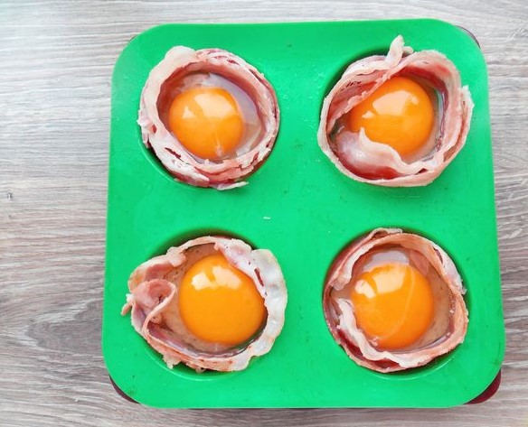 Fried Eggs in Bacon “Nests” step 4