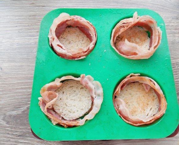 Fried Eggs in Bacon “Nests” step 3