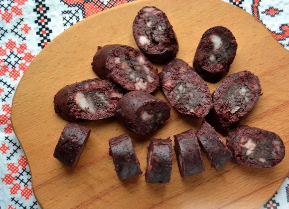 Cut the sausage into slices about 2 cm thick