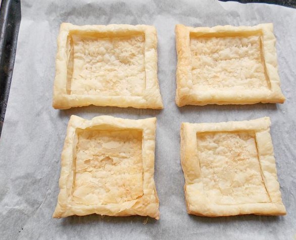 Fried Eggs with Cheese and Tomatoes, on Puff Pastry step 2