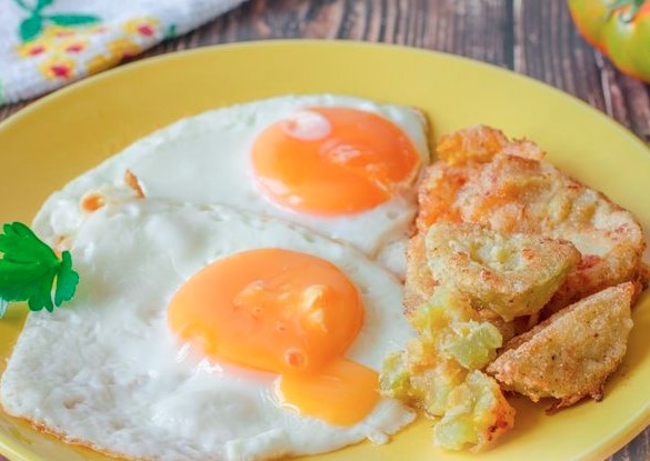 Fried Eggs with Fried Green Tomatoes