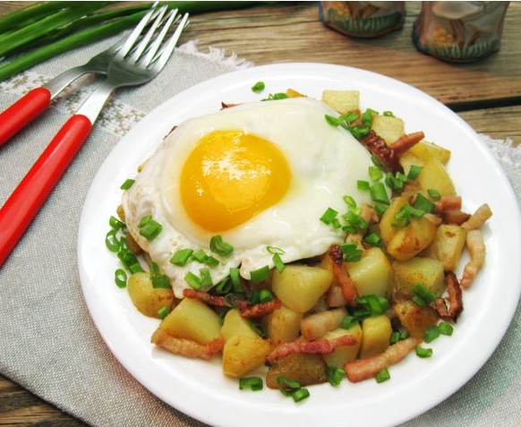 Fried Potatoes with Bacon and Egg