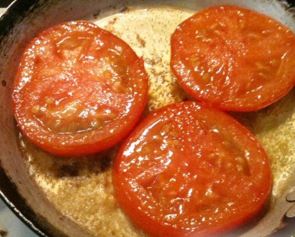Fried Tomatoes with Eggs step 1