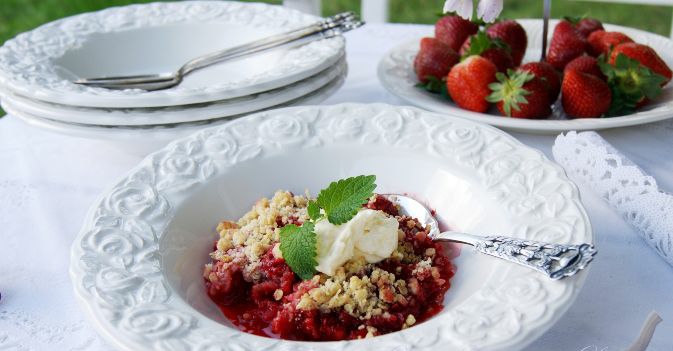Crumble with Strawberries and Rhubarb