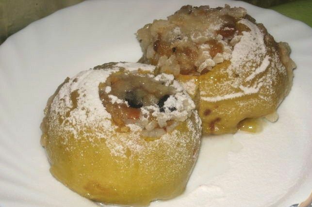 Apples Stuffed with Rice and Raisins