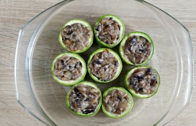 Mushroom Julienne in Zucchinis step 10
