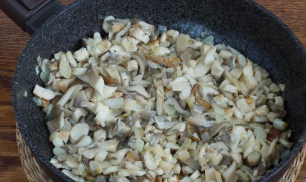 Oyster Mushroom Julienne with Processed Cheese step 4