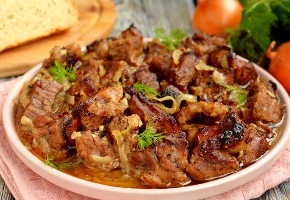 Pork Kebab Baked with Onions (in the Sleeve)