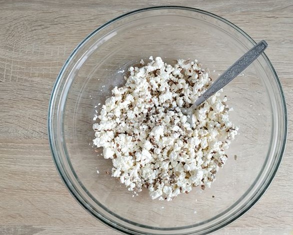 Salad with Cottage Cheese, Apricots, Flax and Sunflower Seeds step 3