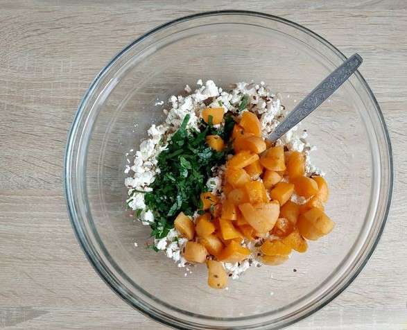 Salad with Cottage Cheese, Apricots, Flax and Sunflower Seeds step 6