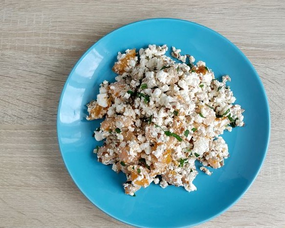 Salad with Cottage Cheese, Apricots, Flax and Sunflower Seeds step 8
