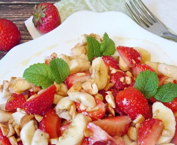 Fruit Salad with Strawberries, Banana and Nuts step 7