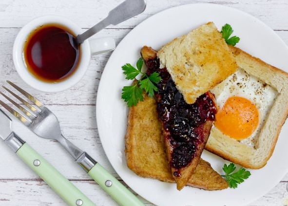 Scrambled Eggs in Bread with Sweet Tea Croutons