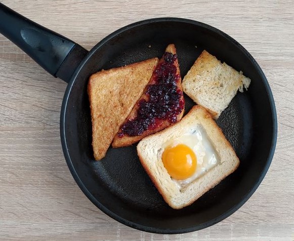 Scrambled Eggs in Bread with Sweet Tea Croutons step 4