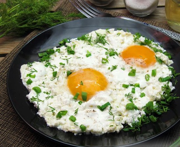 Scrambled Eggs with Cottage Cheese and Sour Cream