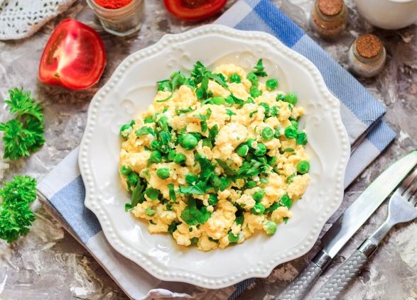Scrambled Eggs with Green Peas
