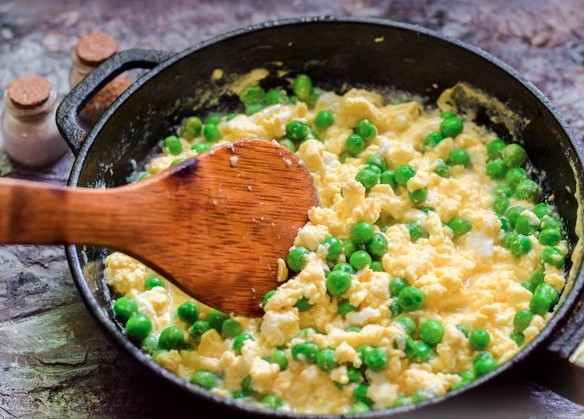 Scrambled Eggs with Green Peas step 3