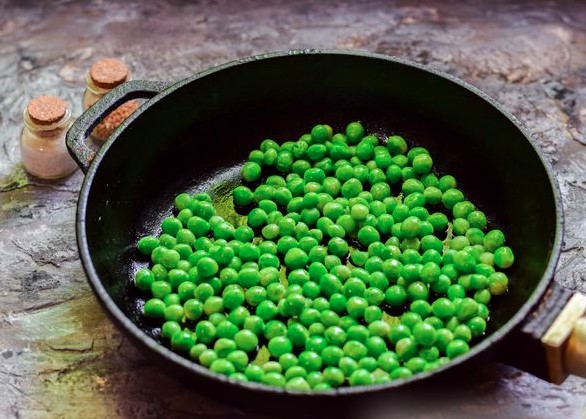 Scrambled Eggs with Green Peas step 2