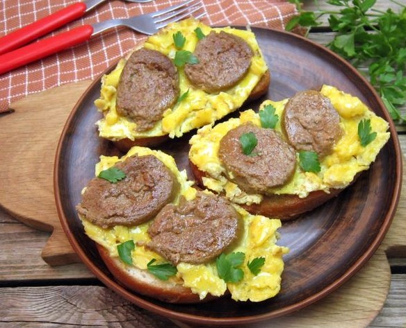 Scrambled Eggs with Liver Sausage