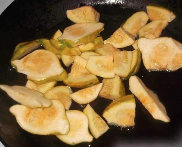 Scrambled Eggs with Squash and Tomatoes step 1