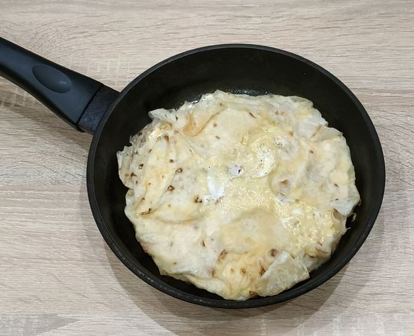 Scrambled Eggs with Tomato and Cheese in Pita Bread step 3