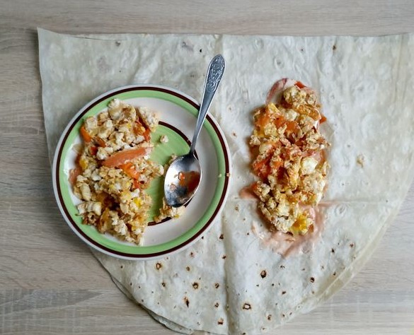 Scrambled Eggs with Tomatoes and Onions in Pita Bread (in a Pan) step 4