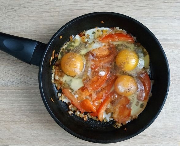 Scrambled Eggs with Tomatoes and Onions in Pita Bread (in a Pan) step 2